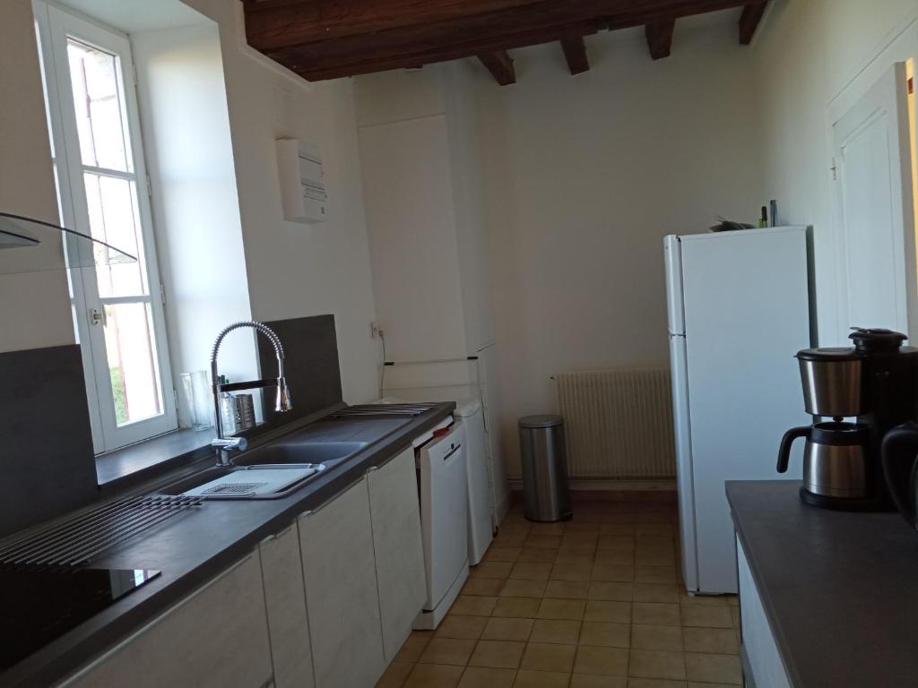 a kitchen with a sink and a refrigerator at Gîte Arthon, 5 pièces, 8 personnes - FR-1-591-372 in Arthon