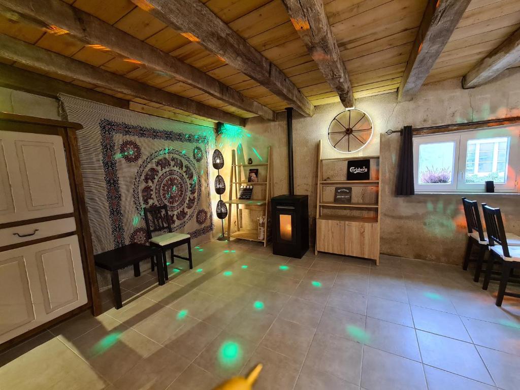 Kuchyňa alebo kuchynka v ubytovaní Grand Gîte au Berry avec Terrasse, Pétanque et Confort Tout Inclus - Lac d'Eguzon Proche - FR-1-591-355