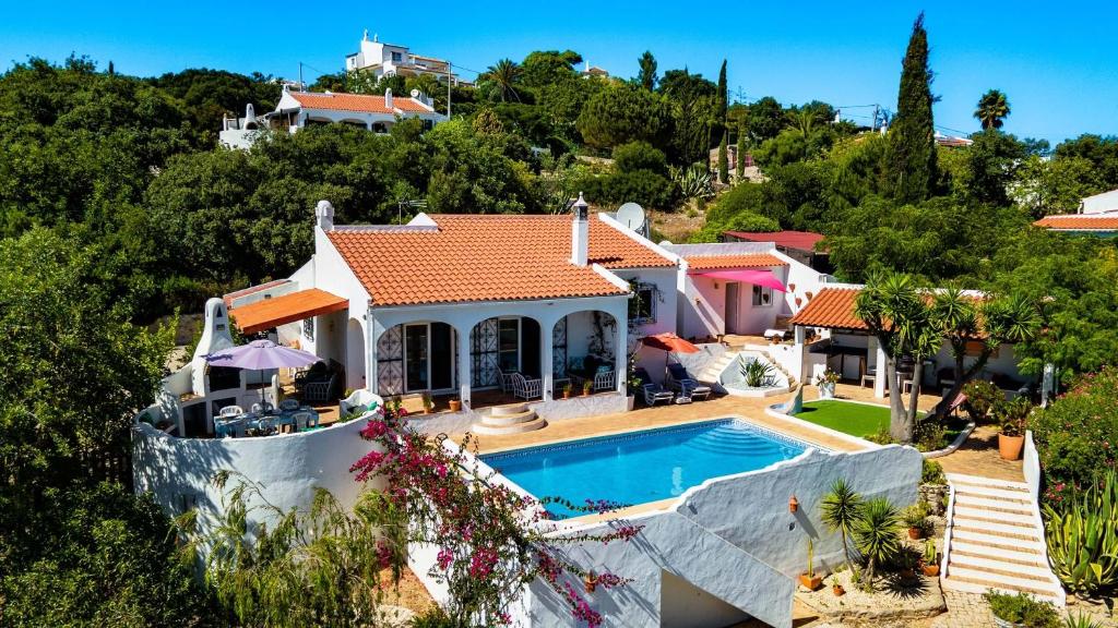 una vista aérea de una casa con piscina en VIVENDA ALGARVIA, en Bordeira