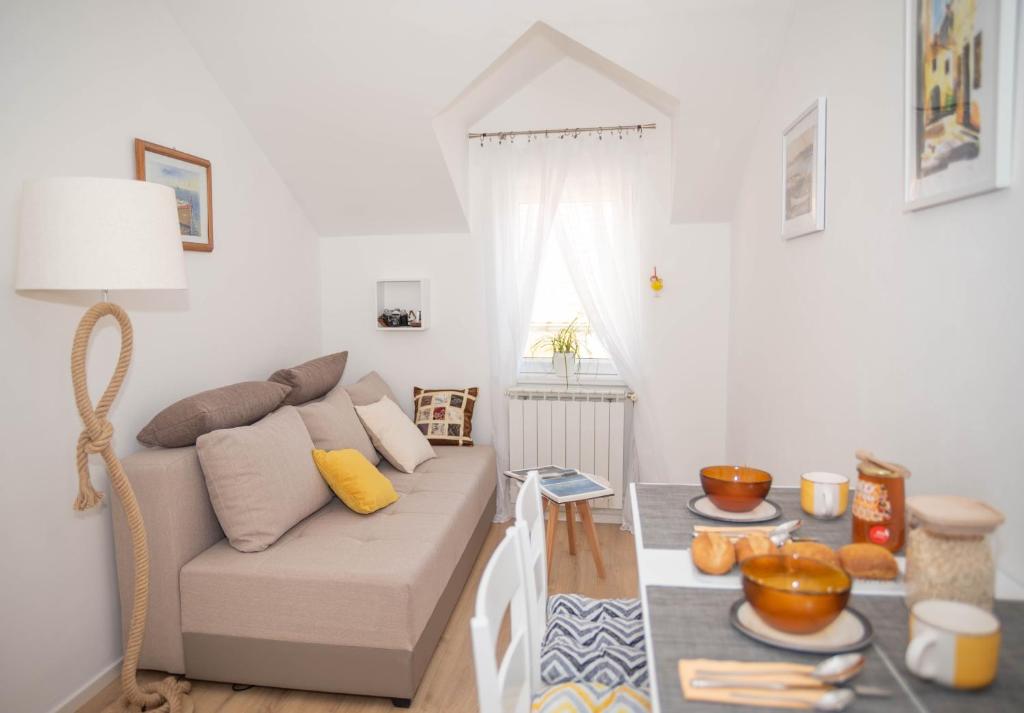 Posezení v ubytování Mediterranean terrace apartment with Bikes & SUP