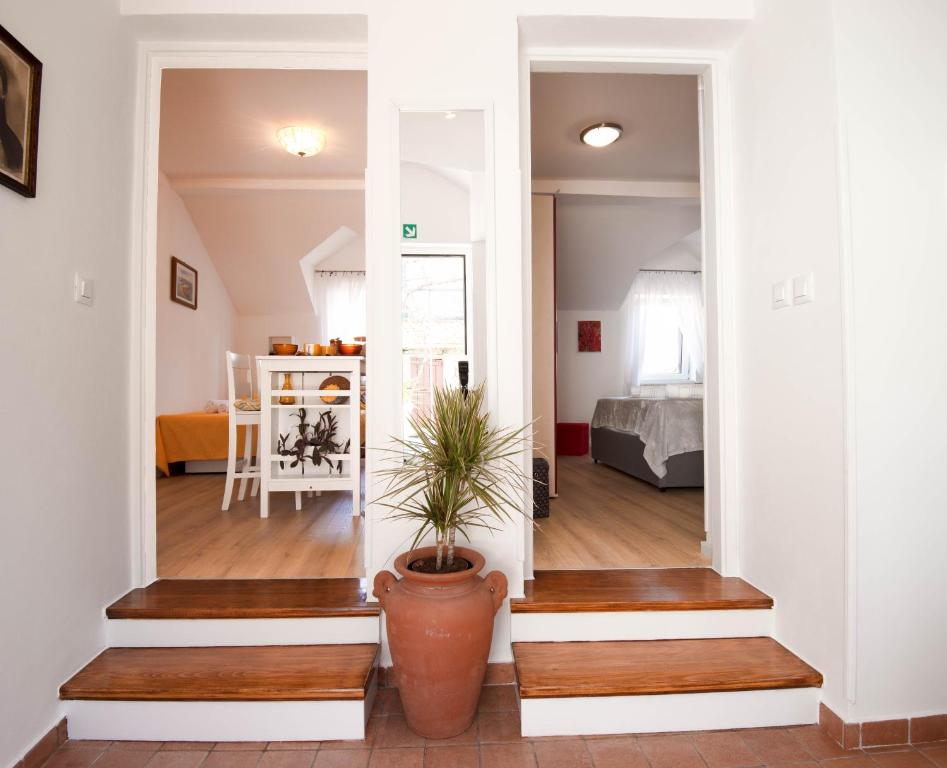 Postel nebo postele na pokoji v ubytování Mediterranean terrace apartment with Bikes & SUP