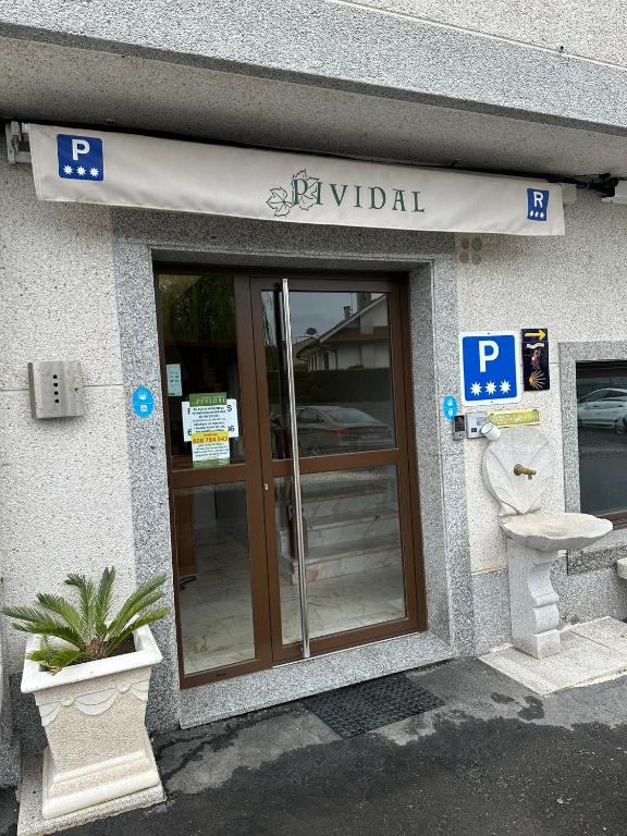a building with a entry door to a hospital at P Residencia PIVIDAL in Picaraña