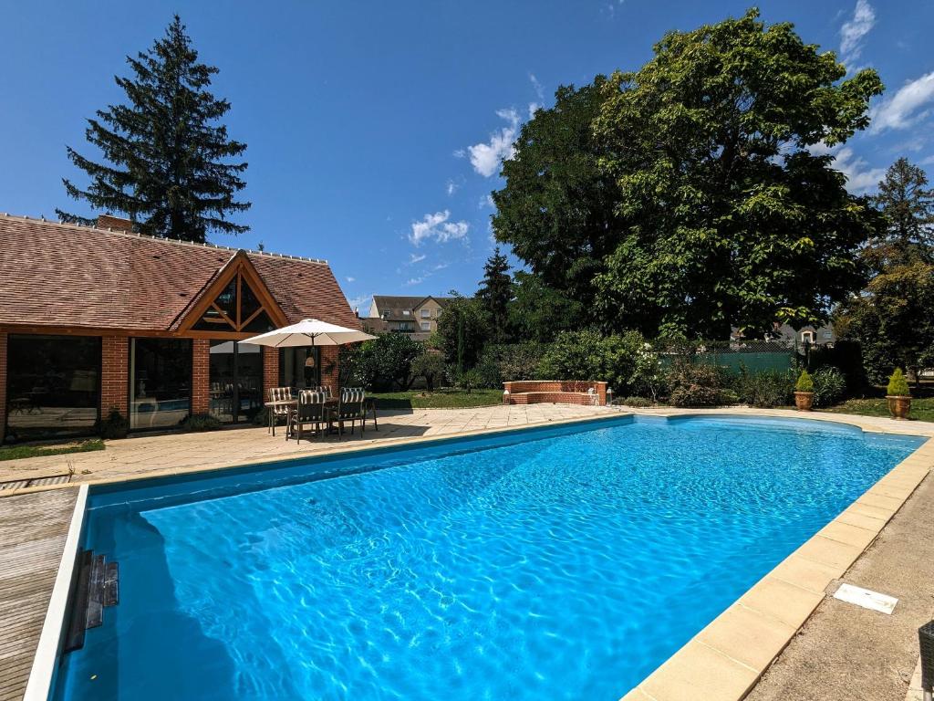 una piscina frente a una casa en Gîte Châteauroux, 2 pièces, 4 personnes - FR-1-591-550, en Châteauroux