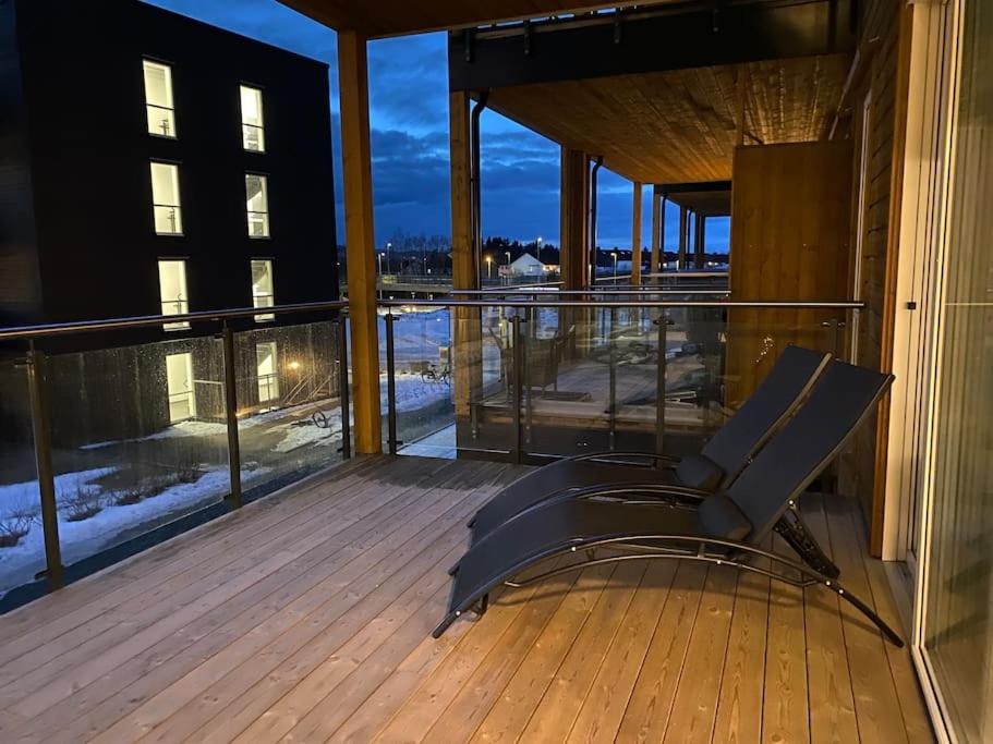 un balcón con un banco en un edificio en Strøken leilighet inkl parkeringskjeller., en Trondheim