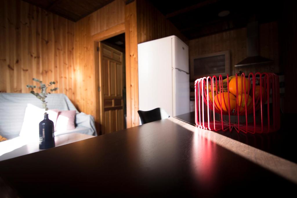 una mesa con una cesta de calabazas en una cocina en Casa Rural Tio Maceta, en Bullas