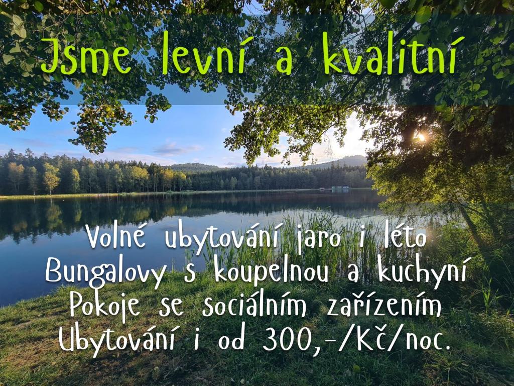 una imagen de un lago con las palabras nueve temp a kuthin en Penzion Poslední míle, en Milovy
