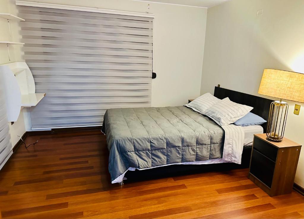 a bedroom with a bed and a window in a room at Descanso urbano in Santiago