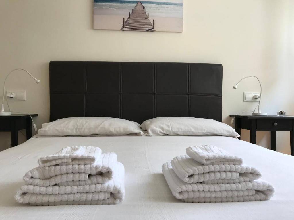 1 dormitorio con 1 cama con 2 toallas en Apartamento Bonitas Vistas, en Luanco