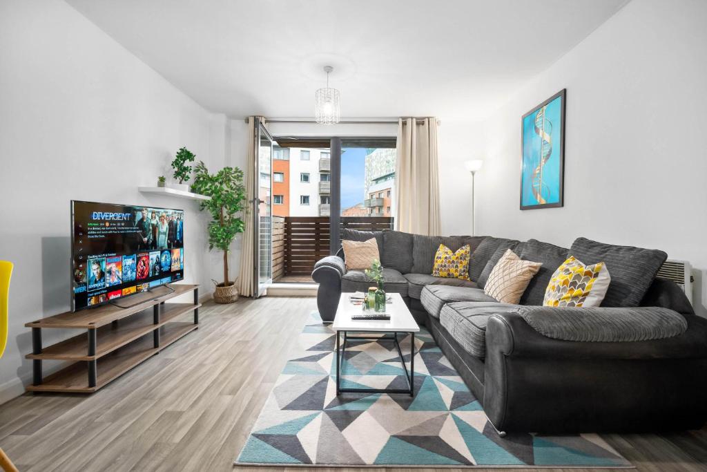 sala de estar con sofá y TV en Large City Centre Apartment - Balcony - Free Wifi & Netflix 85S en Birmingham