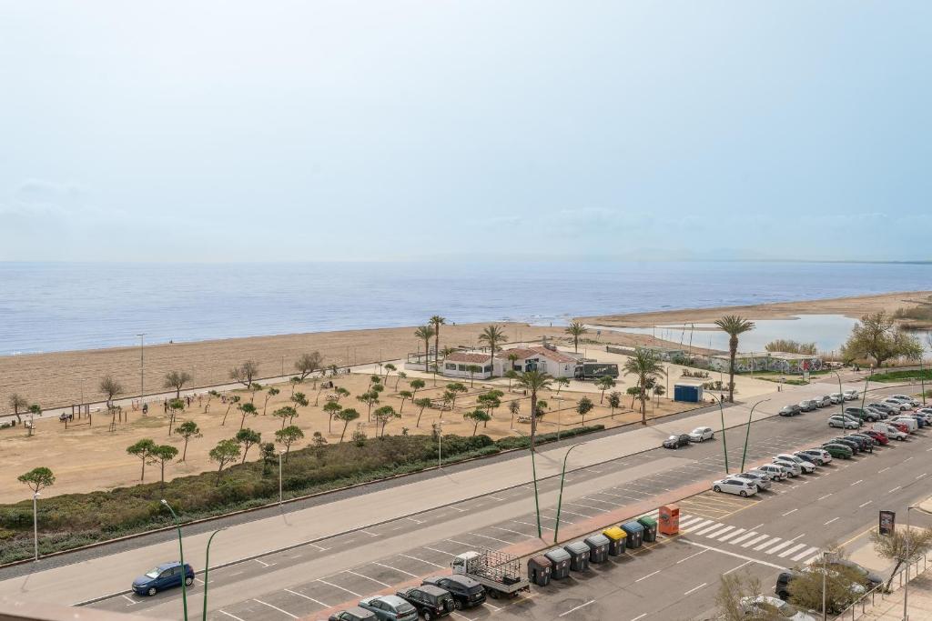 a road with cars parked next to the beach at Estudio WELCS EMP-124- con vistas al mar in Empuriabrava