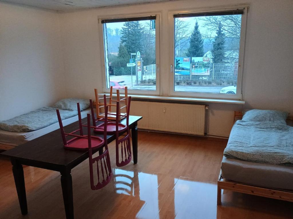 um quarto com duas cadeiras, uma mesa e uma janela em Monteurzimmer Pavan H1 - KEINE FERIENWOHNUNG em Gevelsberg
