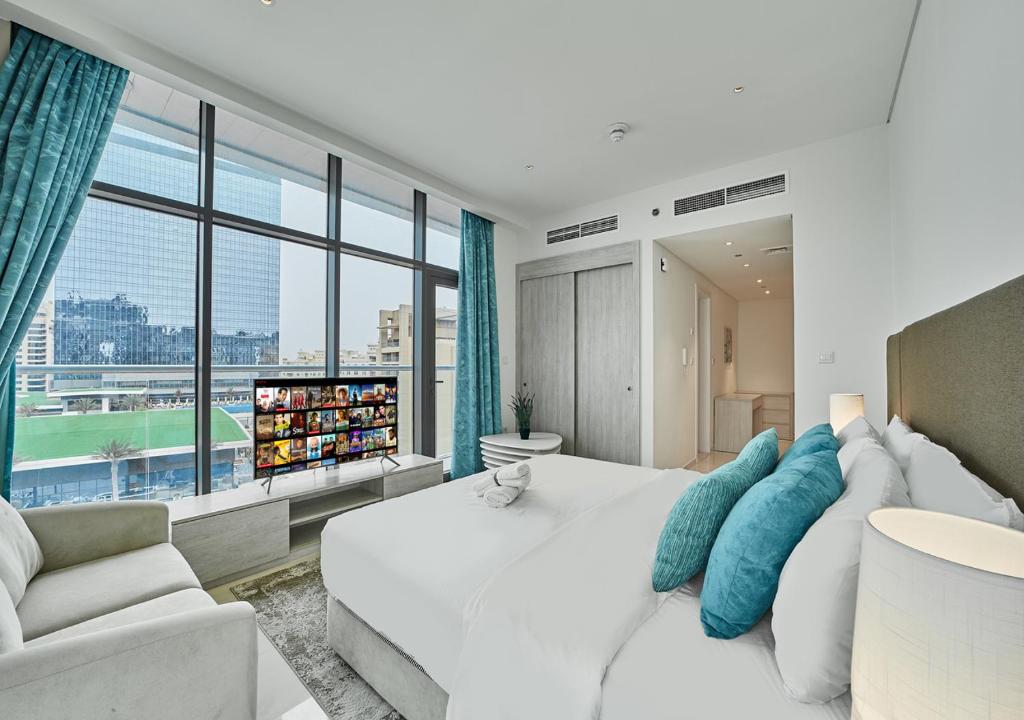 Postel nebo postele na pokoji v ubytování First Class Apartments in Seven Palm with direct Access to the West Palm Beach and Nakheel Mall