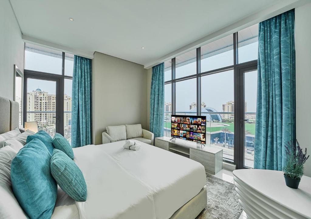 Postel nebo postele na pokoji v ubytování First Class Apartments in Seven Palm with direct Access to the West Palm Beach and Nakheel Mall