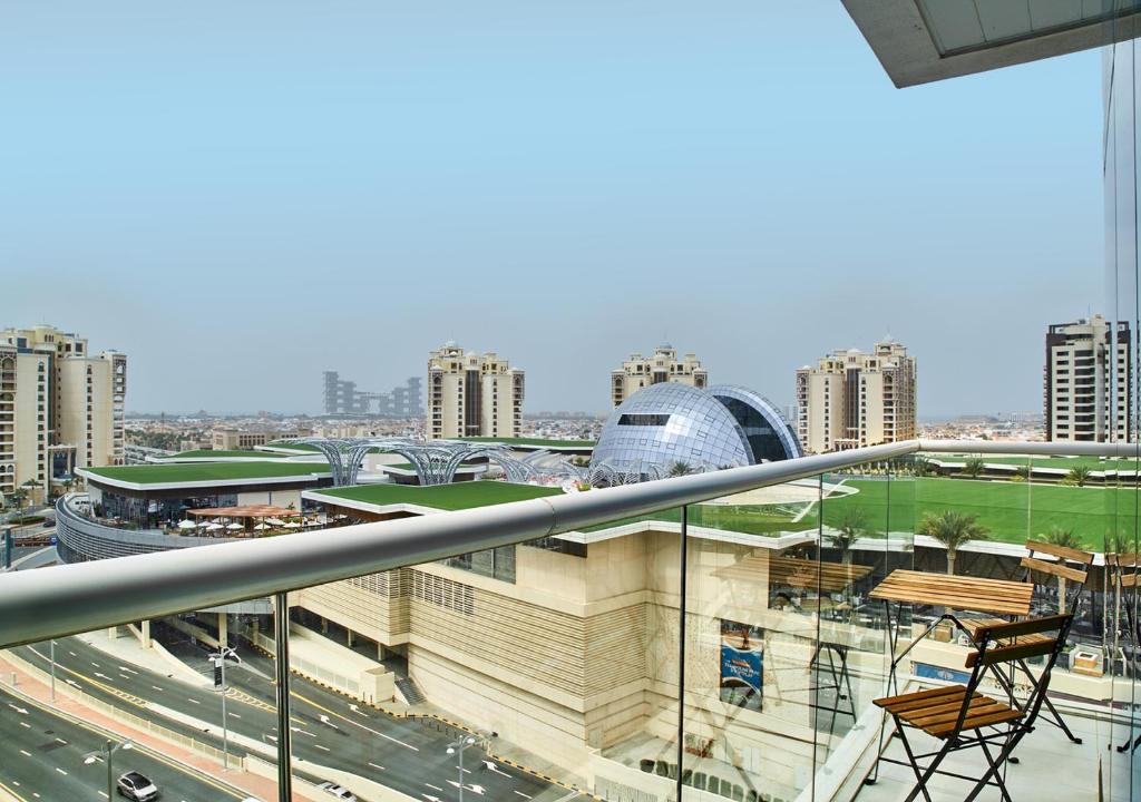 Balkón nebo terasa v ubytování First Class Apartments in Seven Palm with direct Access to the West Palm Beach and Nakheel Mall