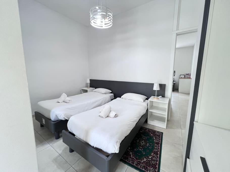 Ένα ή περισσότερα κρεβάτια σε δωμάτιο στο Sunshine Court Apartment No 4