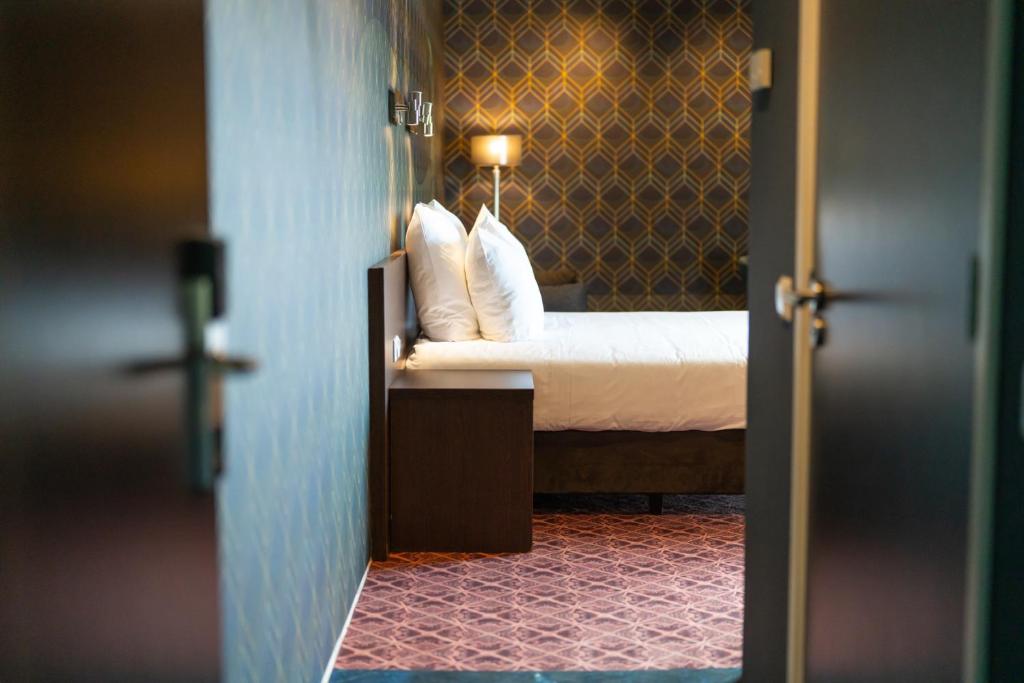 Hampshire Hotel - Delft Centre - Large Deluxe Double Room