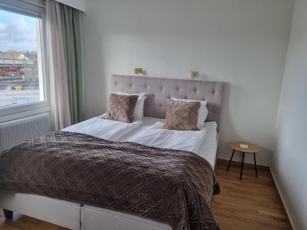 Postel nebo postele na pokoji v ubytování Mjölby Stadshotell