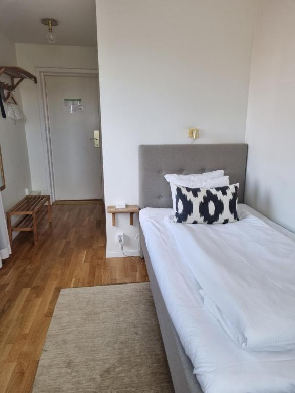 Postel nebo postele na pokoji v ubytování Mjölby Stadshotell