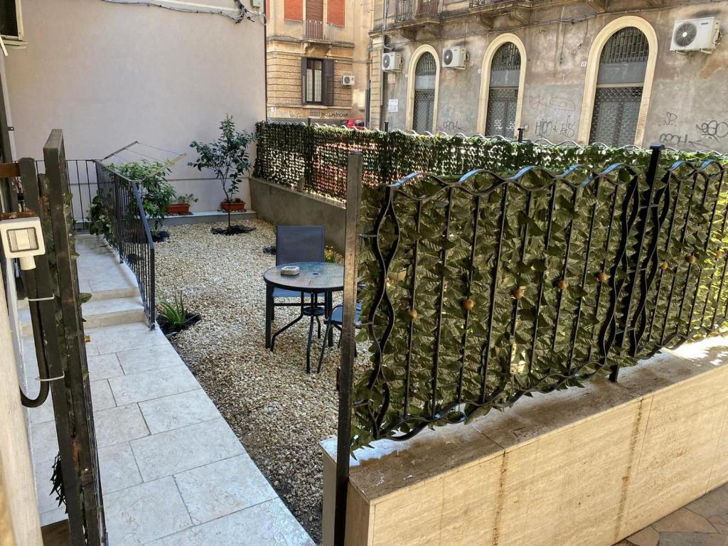 een hek met klimop aan de zijkant van een gebouw bij Casa Roberta in Catania