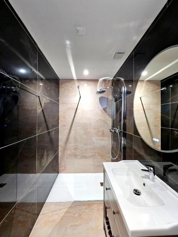 Ένα μπάνιο στο Onyx Black