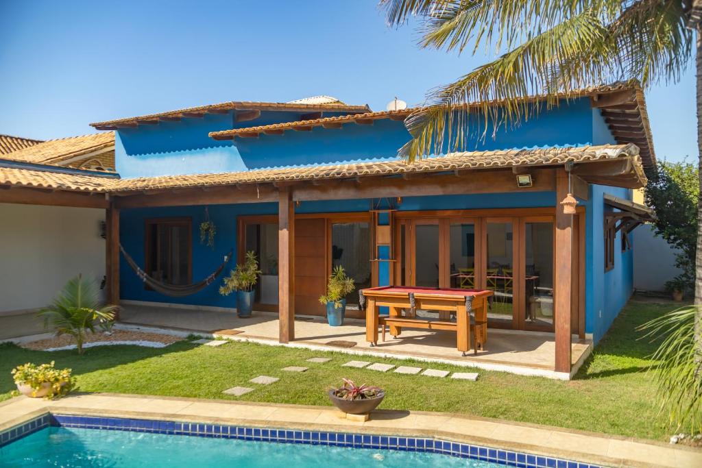 a villa with a pool and a house at Linda casa com piscina em Interlagos Vila Velha ES in Vila Velha