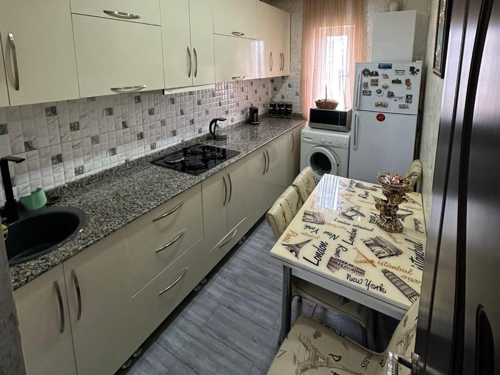 Kuchyň nebo kuchyňský kout v ubytování Апартаменты в Кобулети