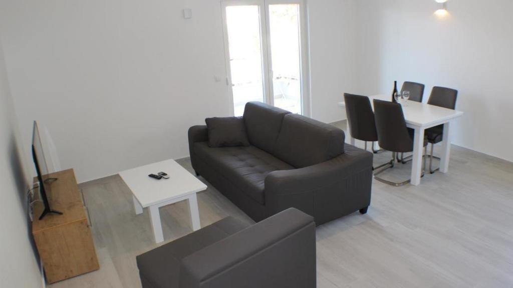 uma sala de estar com um sofá e uma mesa em Appartement in Promajna - b55199 em Promajna