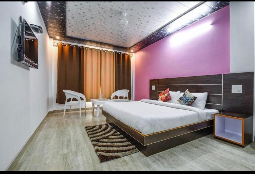 Shogi的住宿－Taarab View，一间卧室设有一张大床和紫色的墙壁
