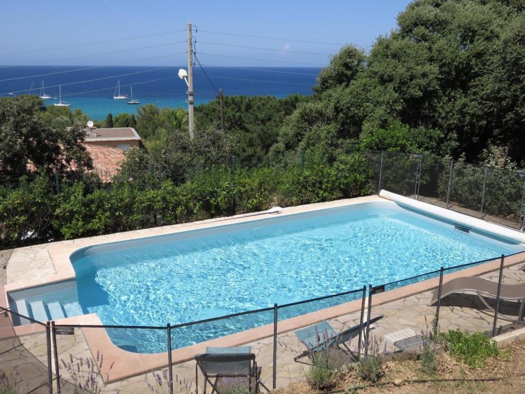 une piscine avec vue sur l'océan dans l'établissement Villa Bollaccia - Vue mer avec piscine, à LʼÎle-Rousse