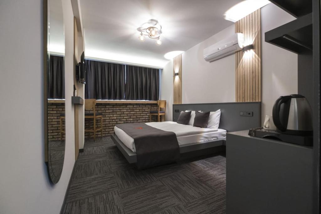 una habitación de hotel con una cama y un televisor en DEWY HOTEL, en Izmir