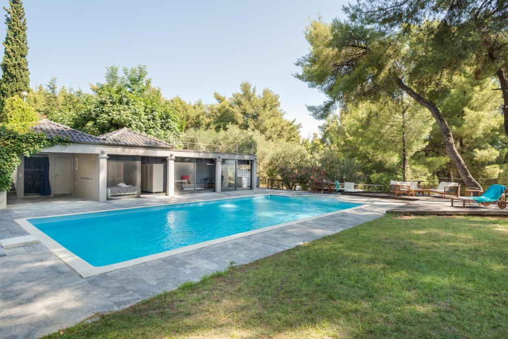 - une piscine dans l'arrière-cour d'une maison dans l'établissement Recon Luxury Living Paliouri, à Paliouri