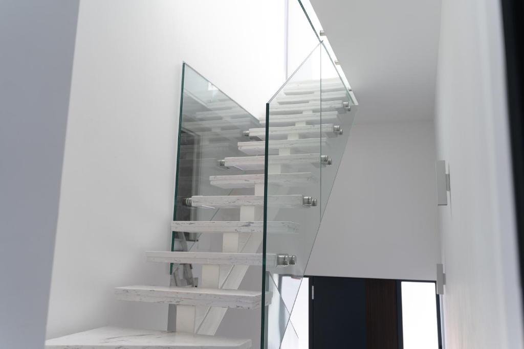 una escalera de cristal frente a un espejo en Top Apartments Opatija, en Dobreć