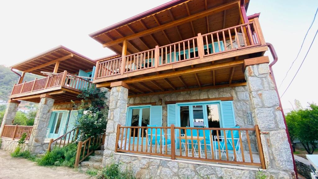 Casa con terraza y balcón en Close to sea in The Village of Bodrum/Mazı Stone House, en Bodrum City