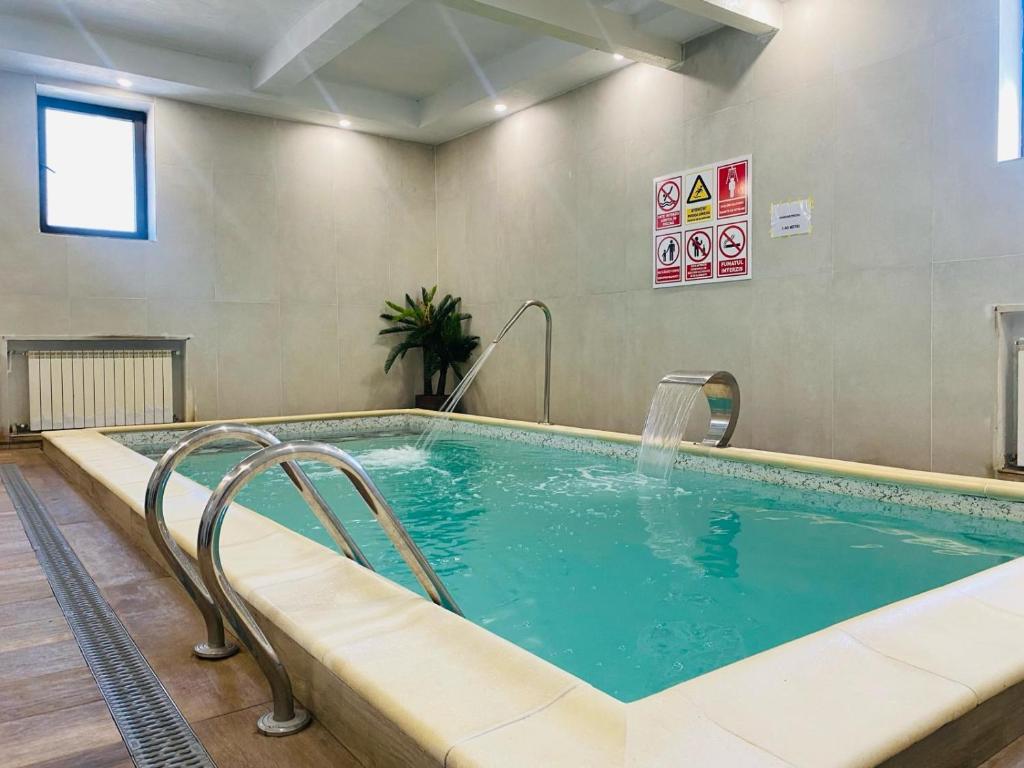 - une piscine avec une fontaine dans l'établissement Hotel Bulevard Predeal, à Predeal