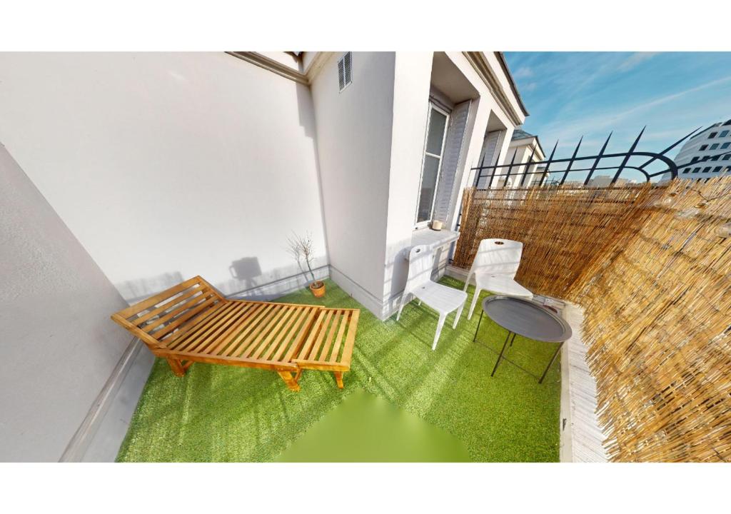 Gallery image of JOIVY Modern Studio with Eiffel Tower View in Paris