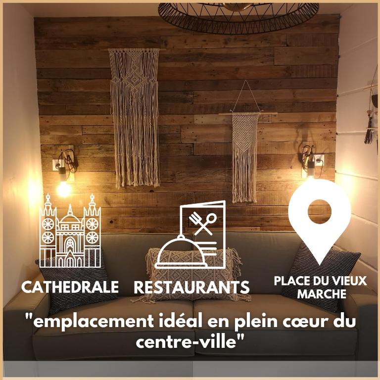 Cette chambre est dotée d'un mur en bois avec un panneau. dans l'établissement studi'home, à Rouen