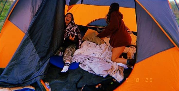 伊卡的住宿－Bugambilia glamping，两个女人躺在帐篷里的床上