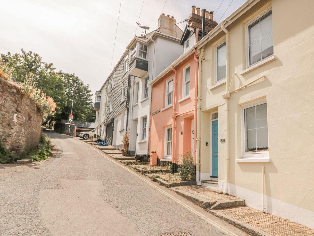 een lege straat in een stad met huizen bij Topsail in Dartmouth