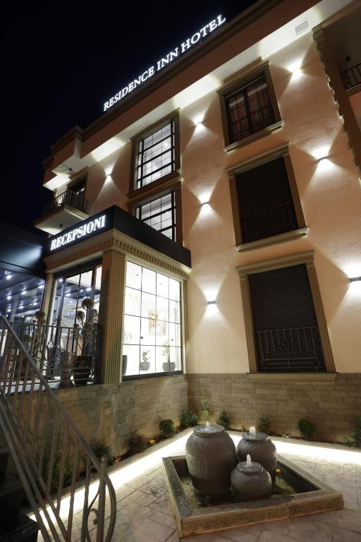 um edifício com uma escada em frente em Residence Inn Hotel em Tirana