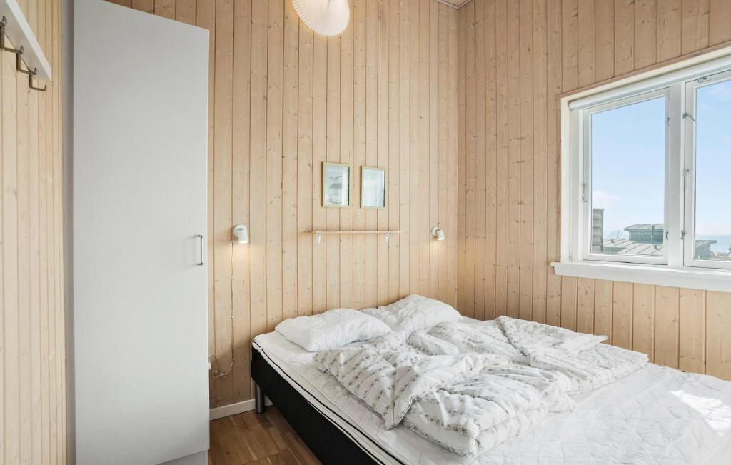 Postel nebo postele na pokoji v ubytování Pet Friendly Home In Faaborg With Sauna