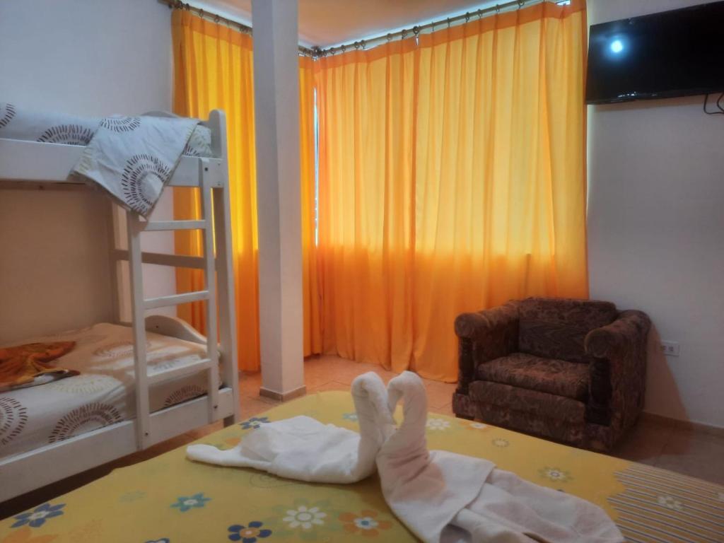 Hotel Carmita في أتاكاميس: شخص بقدمه على ارضية غرفة النوم