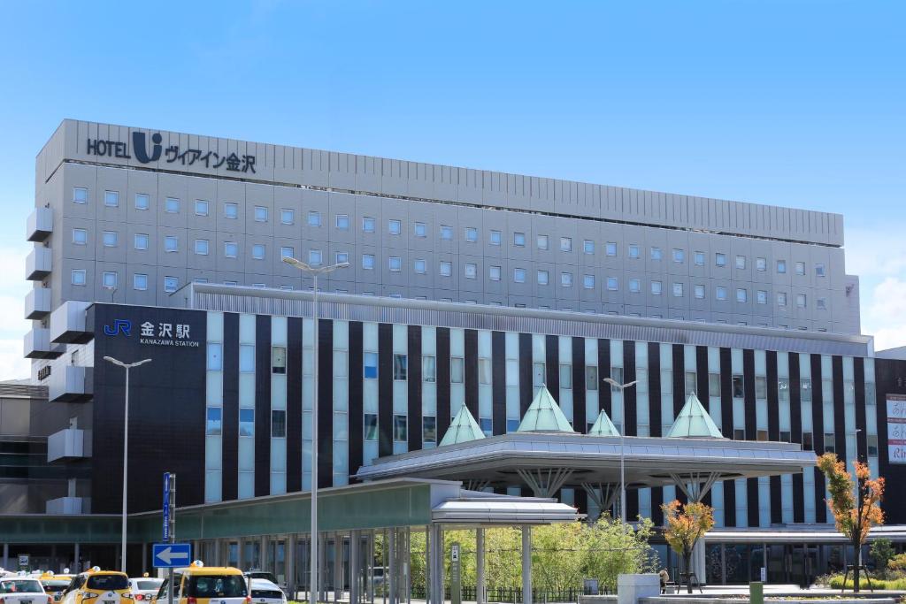 un grande edificio con un cartello sopra di Via Inn Kanazawa a Kanazawa