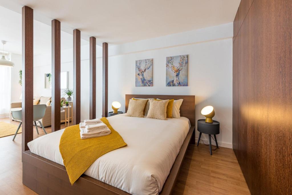 1 dormitorio con 1 cama grande en una habitación en GuestReady - Aptos do Hemisfério, en Oporto