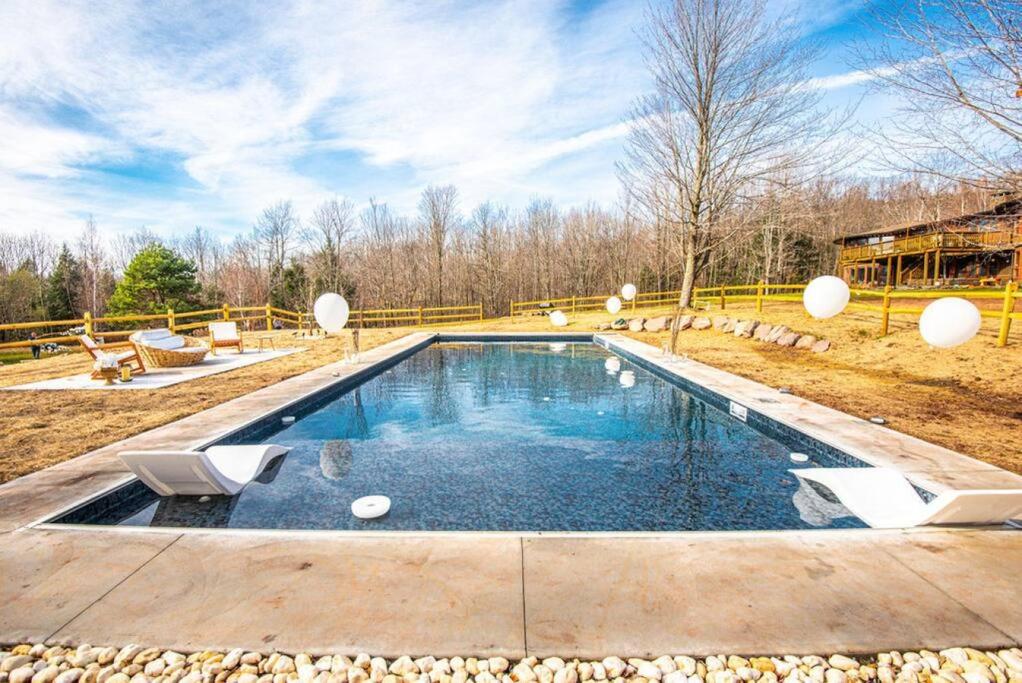 - une piscine au milieu d'une cour dans l'établissement Luxury Mountain Mansion Huge Pool, Sauna, 7000sqft, à Windham