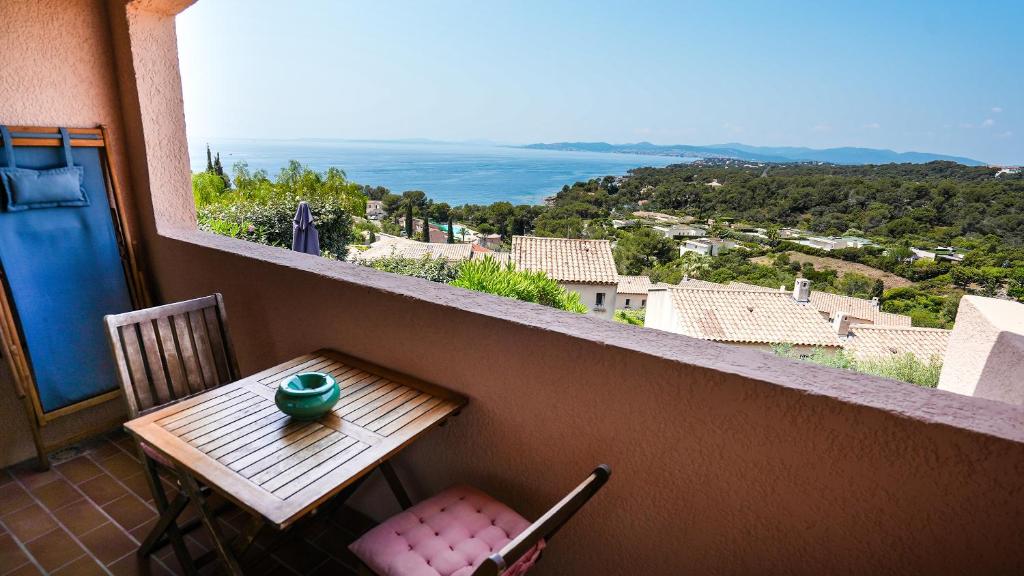 een tafel en stoelen op een balkon met uitzicht bij Horizon Vue mer 180° in Saint-Raphaël
