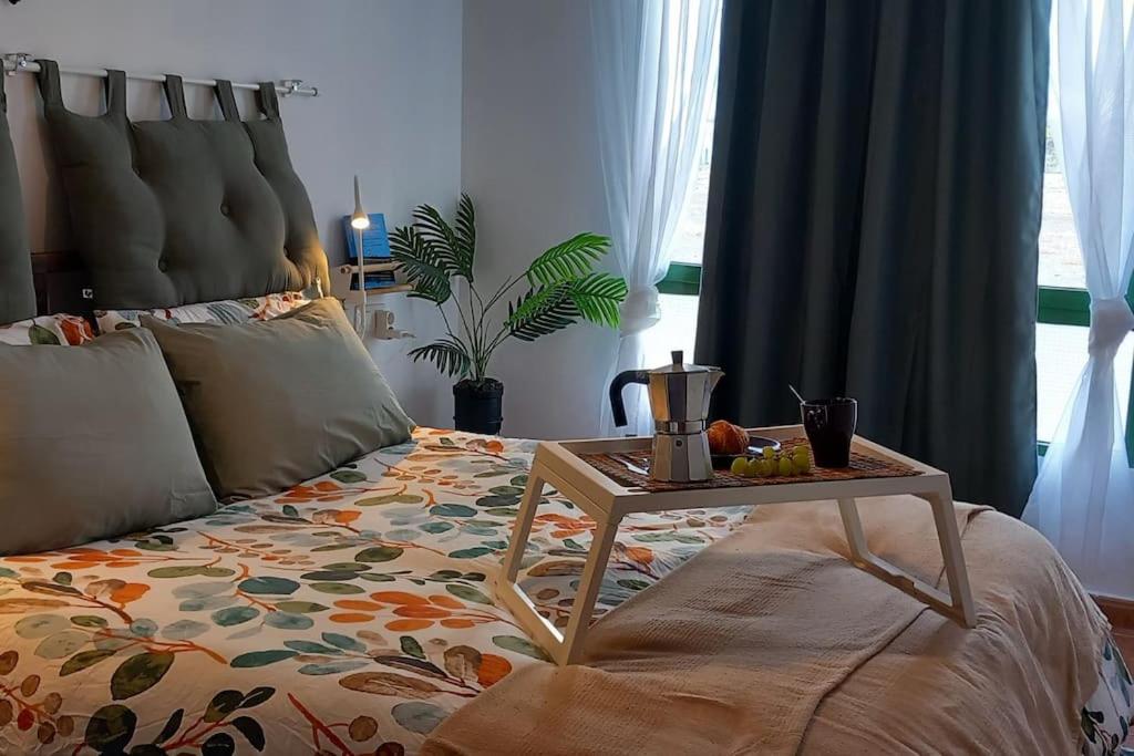 un letto con un vassoio sopra e un tavolo sopra di My casa Lanzarote a Costa Teguise