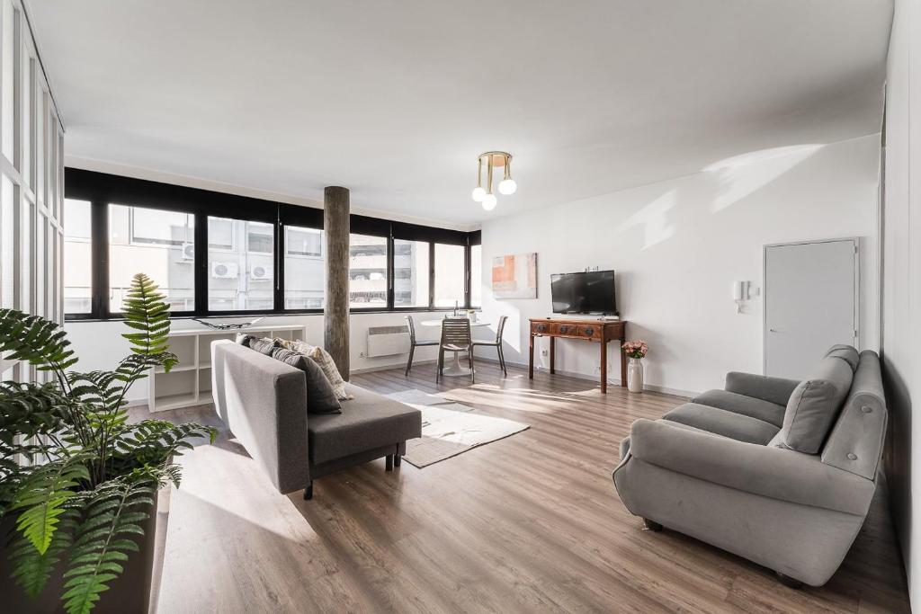 GuestReady - Gray Tones