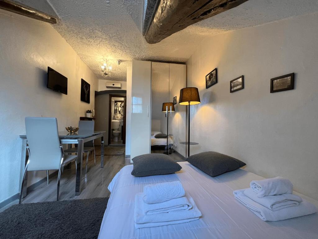 トリノにあるPorta Nuova Attic roomのベッドルーム1室(枕2つ付)