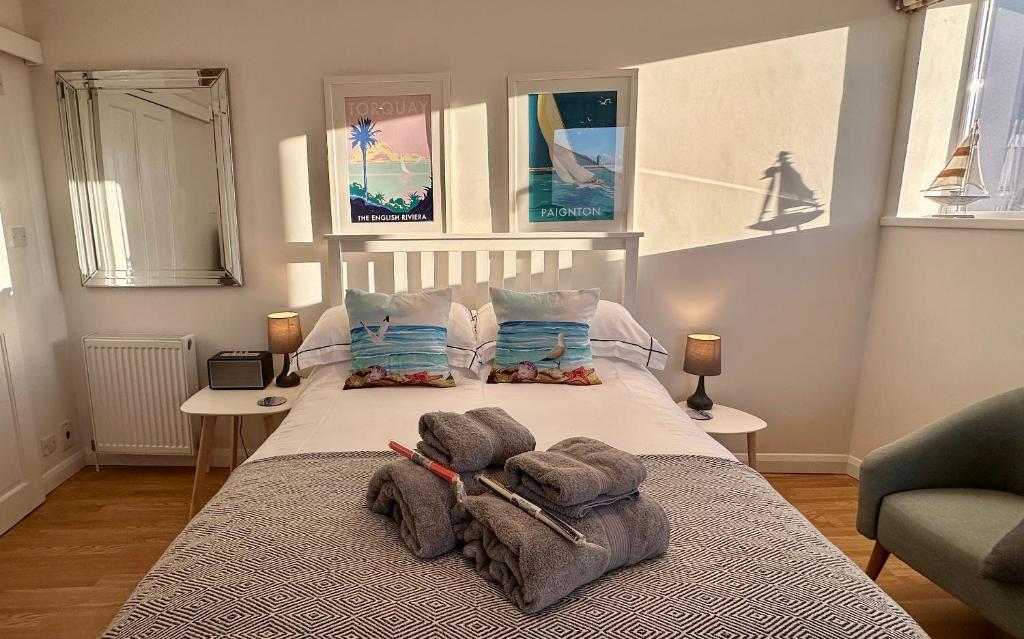 een slaapkamer met een bed met handdoeken erop bij Torbay Annexe in Torquay