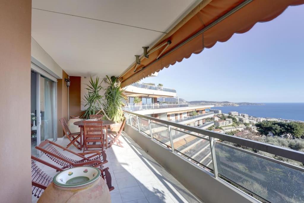 d'un balcon avec des chaises et une vue sur l'océan. dans l'établissement appartement Nice , terrasse panoramique mer, à Nice